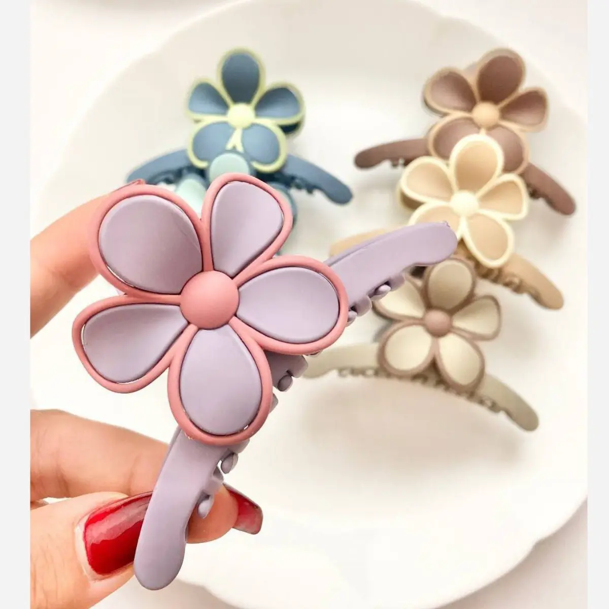 1pc T Shape Flower Hair Clutcher – Multicolor - Image 2